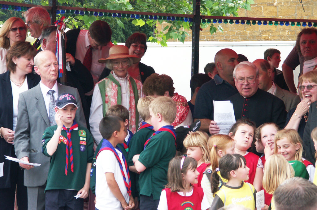 2004
Simon Ogle, the Late Zandra Powell (Lord of the Manor), Reverend George Burgon on Thurtson's Waltzer
2004's Blessing of the Fair
© 2004 Geoff Davis