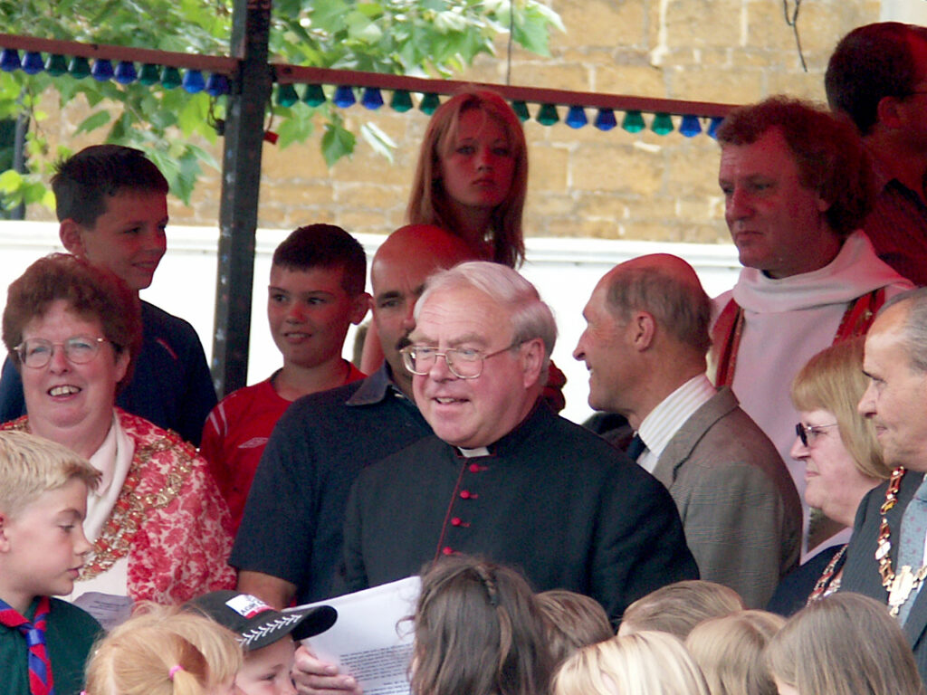 2004
Reverend George Burgon, Major J Powell (Husband to the Lord of the Manor), Tim Royds (United Reform Church)
2004's Blessing of the Fair
© 2004 Geoff Davis